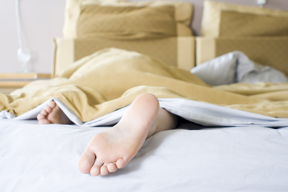 Konačno otrkiveno zašto volimo da spavamo sa stopalom van pokrivača