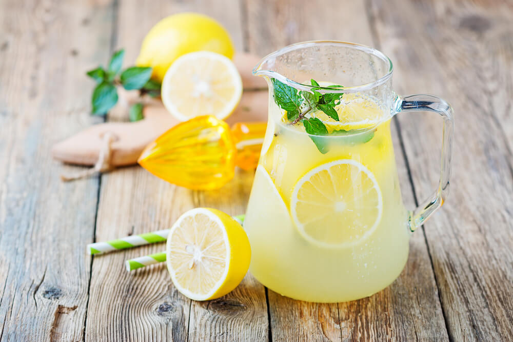 Najbolji prirodni lek – 15 razloga zašto je dobro da svakog jutra pijete toplu limunadu