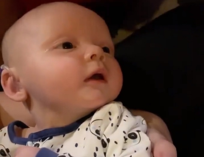 Gluvoj bebi je ugrađen slušni aparat – pogledajte trenutak kad je čula glas roditelja