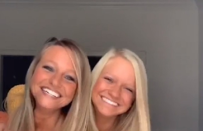 Mama i ćerka izgledaju kao da su bliznakinje – možete li da ih razlikujete?