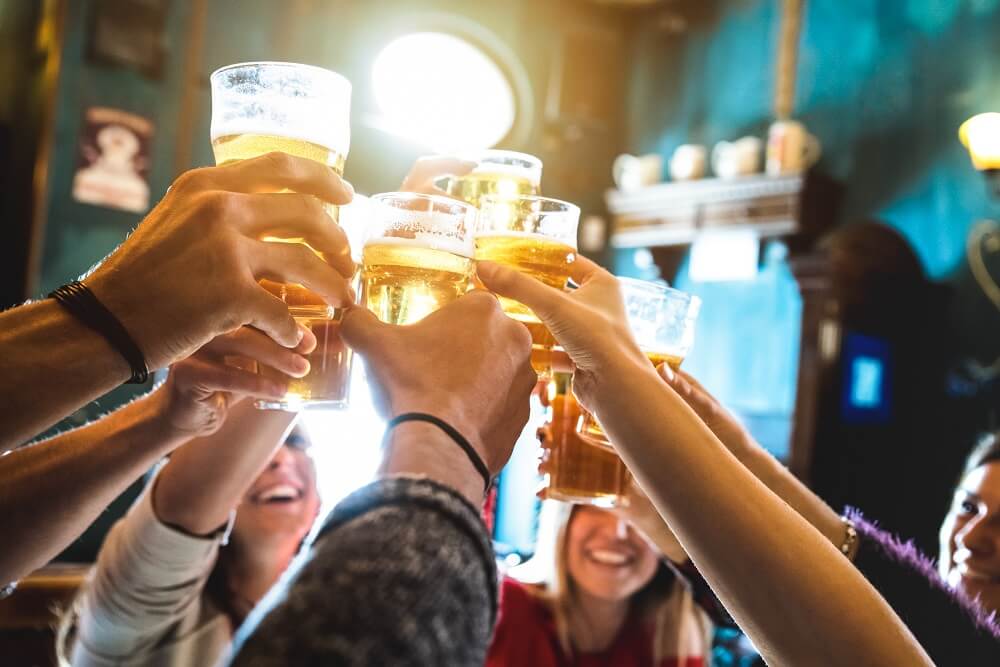 Ekstroverti, jednostavni ili depresivni – šta mesto gde pijemo omiljeno alkoholno piće otkriva o nama?