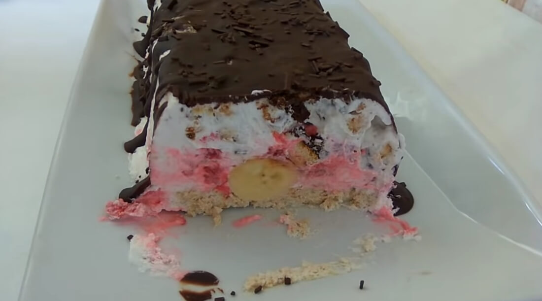 Sladoled torta sa malinama i čokoladom – spremna u 10 minuta!