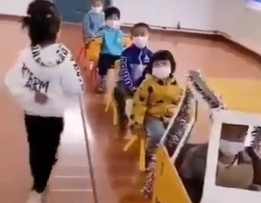 Lekcija u bontonu – mali Japanci u školi uče kome treba ustati u autobusu