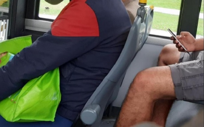 Fotografija gospodina sa maskom u autobusu je hit na društvenim mrežama