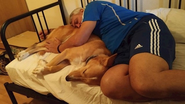Oni nisu hteli ni da čuju za pse – ali sada su najbolji prijatelji sa svojim ljubimcem