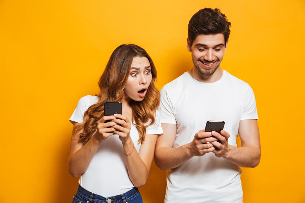 Dokaz ljubavi: Da li će vam veza biti bolja ukoliko imate uvid u telefon svog partnera?