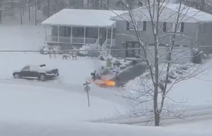 Prešao igricu – ovaj čovek je bacačem plamena čistio sneg ispred kuće