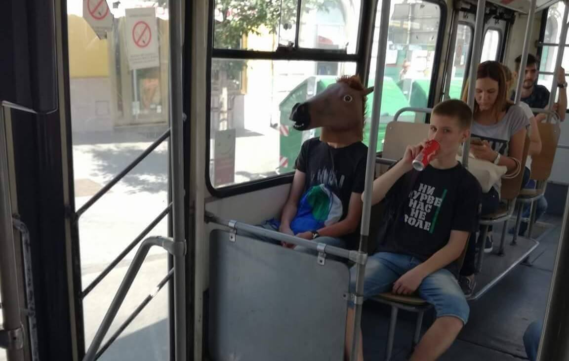 Ne, nisu fotomontaže! Fotografije koje dokazuju da je u beogradskim autobusima i tramvajima sve samo ne dosadno