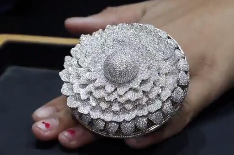 Upisan u knjigu rekorda: Pogledajte kako izgleda prsten sa najviše dijamanata na svetu