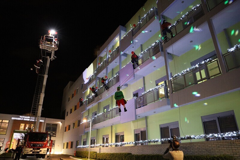 Svaka čast! Vatrogasci se spuštali sa krova bolnice obučeni u Deda Mraza da bi obradovali bolesnu decu