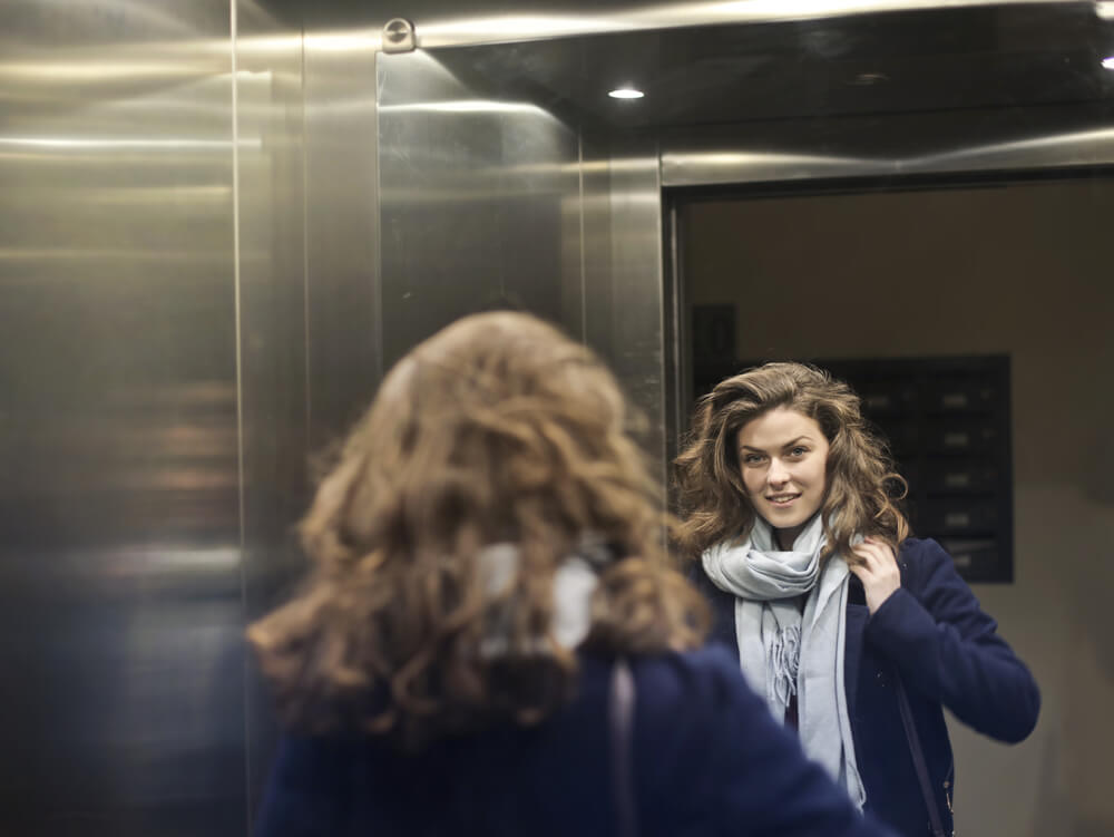 Ogledala u liftovima postoje sa dobrim razlogom i to nema nikakve veze sa tim da bi čovek proverio kako izgleda