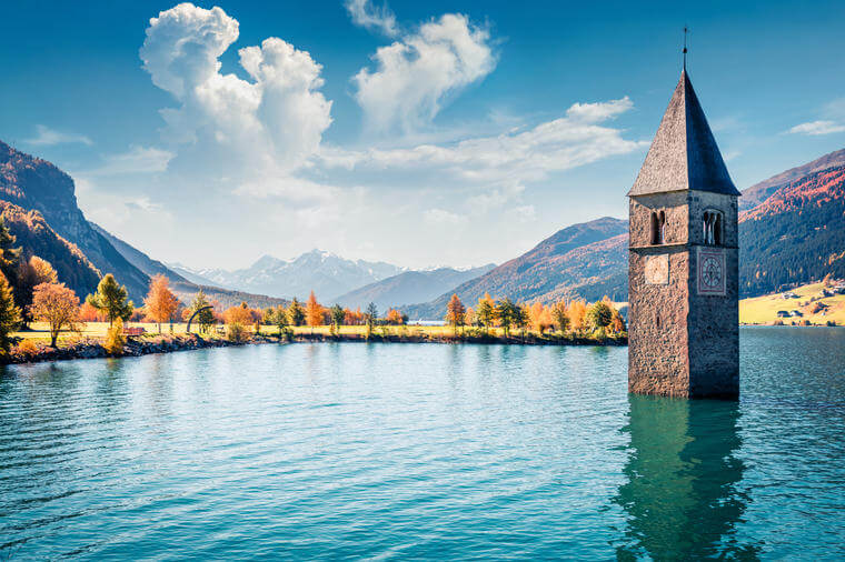 Italijansko jezero za koje se vezuju mnoge legende: Selo je potopljeno u 14. veku, a neki i danas čuju crkvena zvona!