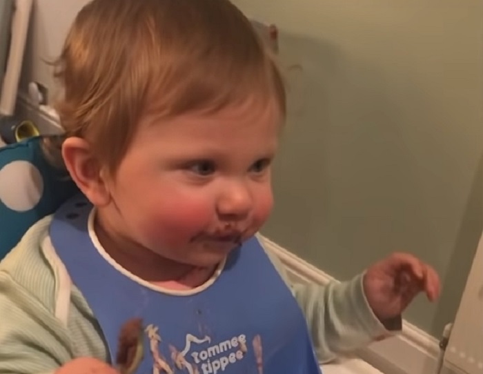 Čista sreća – neprocenjiva reakcija bebe nakon što je prvi put probala čokoladu