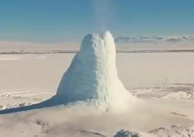 Ledeni vulkan – evo kako izgleda kada eruptira