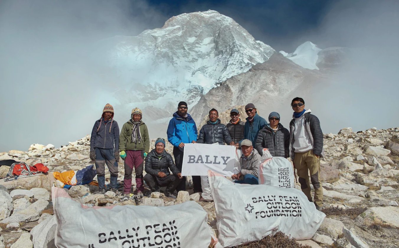 Dok turisti spavaju planinari iz Nepala očistili 2 tone otpada sa Mont Everesta