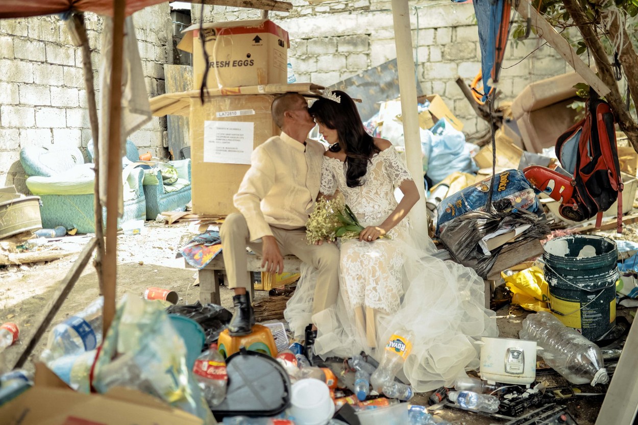 Ljubav jača u teškim vremenima – Predivne fotografije sa venčanja dvoje beskućnika