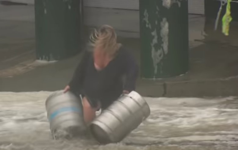 Žena spasila pivo tokom poplave!