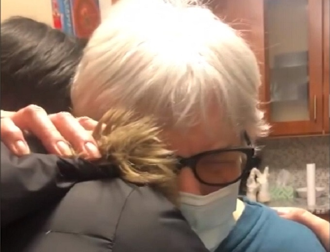 Baka prvi put stigla da zagrli svoje unuku nakon vakcinacije!
