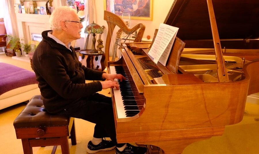 85-godišnji deka iz Londona svira klavir i na taj način sakuplja novac u humanitarne svrhe!