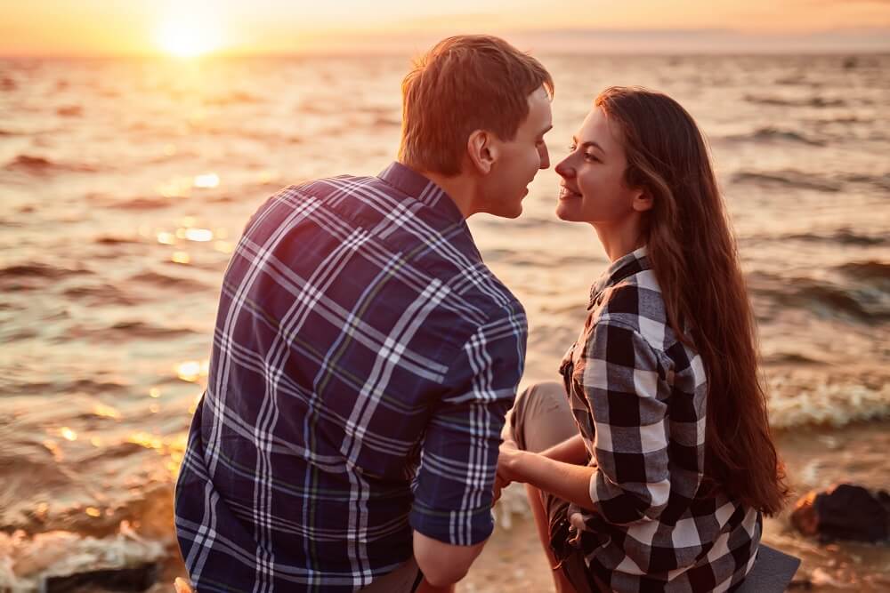 Nije teško shvatiti – 7 stvari koje muškarac radi pre nego što poljubi ženu!
