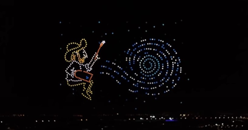 Van Gogova “Zvezdana noć“ iscrtana dronovima na nebu