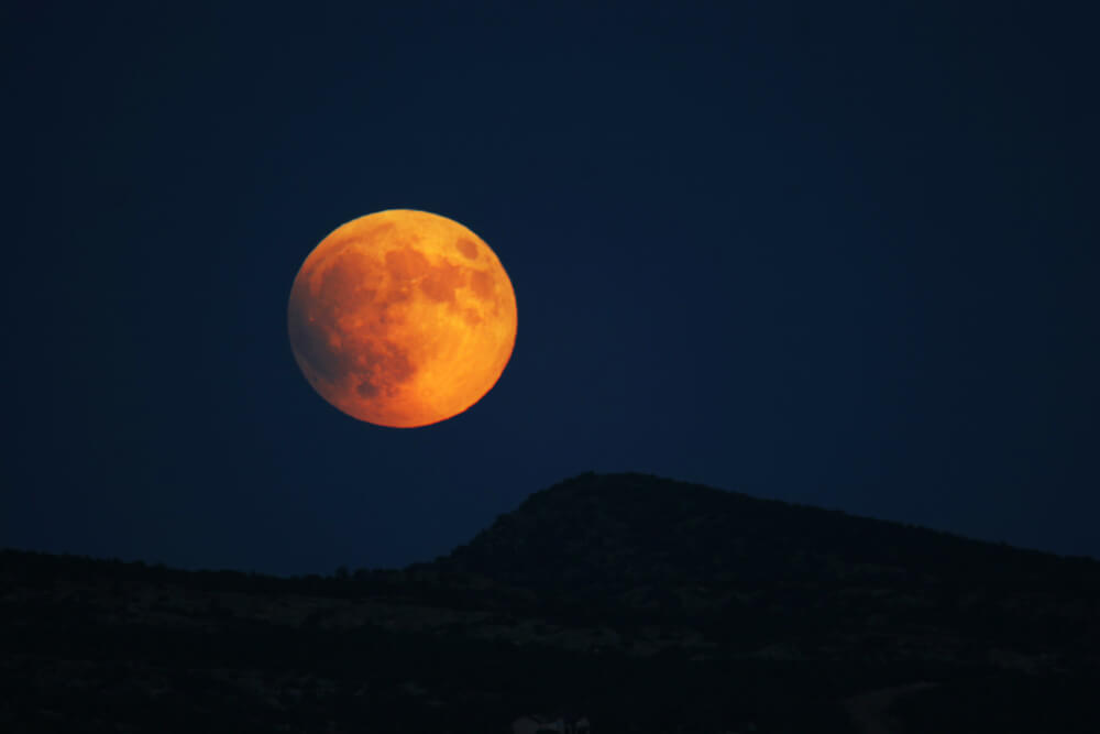 Redak fenomen – „Super mesec“ se sinoć pojavio na nebu!
