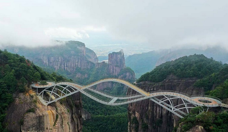 Ovaj stakleni most u Kini je prava atrakcija za turiste