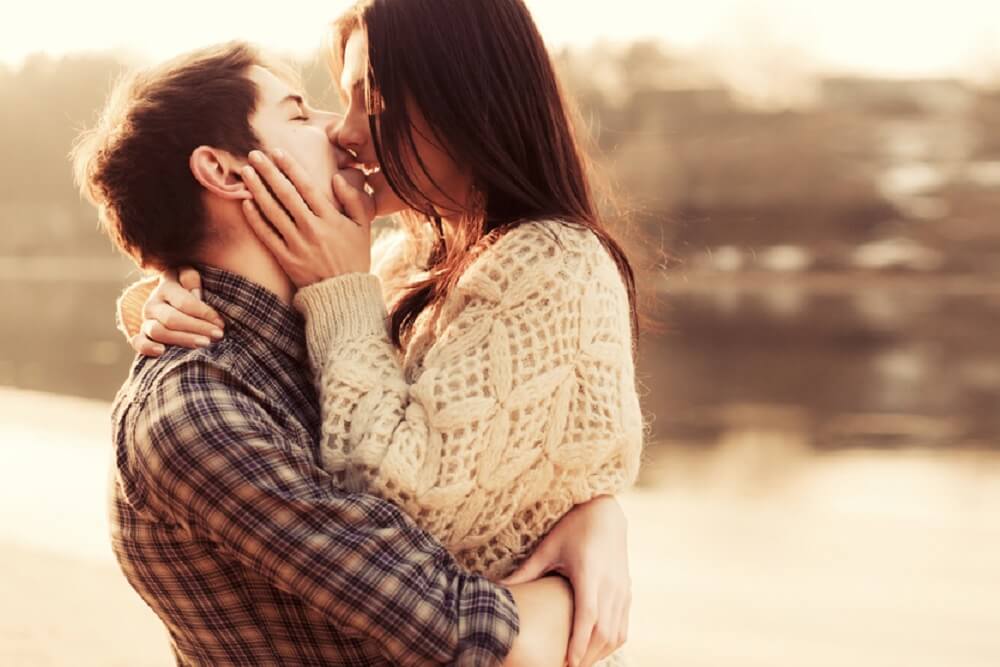 Ako ste imali loš dan – partnerov poljubac ga može popraviti