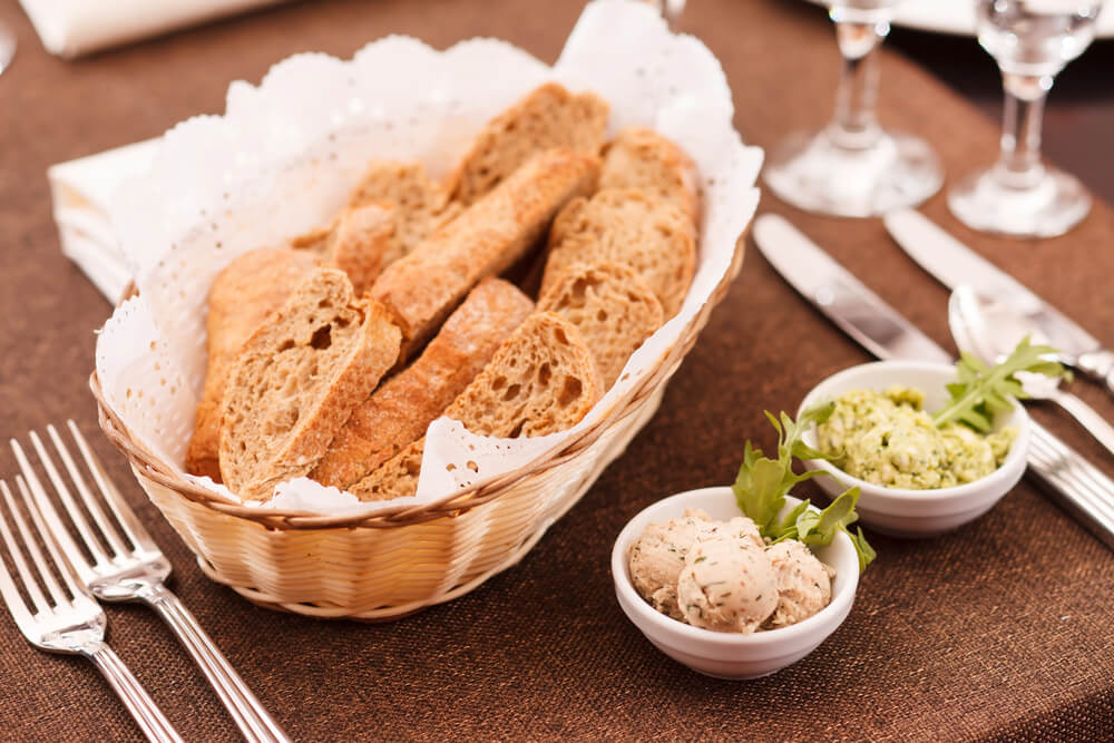 Zbog čega nam konobari u restoranu prvo donesu hleb i peciva?