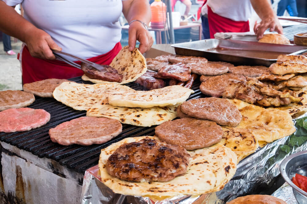 Još jedan rekord za Ginisa – Najveća pljeskavica napravljena u Leskovcu!