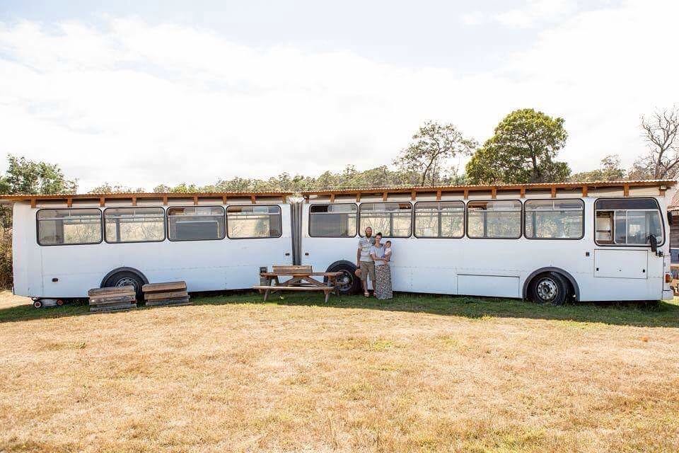 Spojiti lepo i korisno – Bračni par stari autobus pretvorio u kuću iz snova!