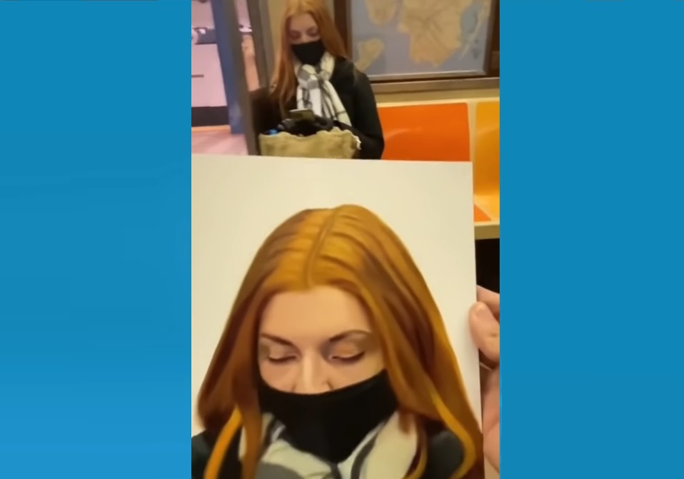 Ovaj momak ulepšava ljudima dan – crta putnike u metrou i daje im crtež na poklon