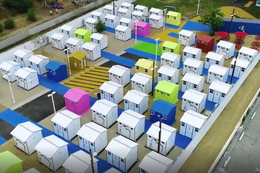 U Los Anđelesu napravili selo za beskućnike sa šarenim kućicama