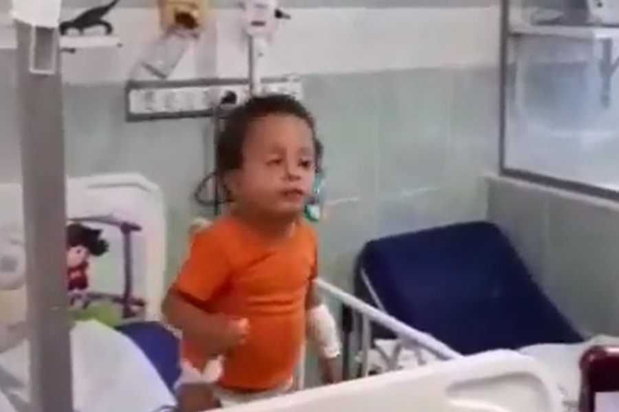 Nije klonuo uprkos bolesti – Maleni dečak peva i pleše u bolnici uz omiljenu pesmu!