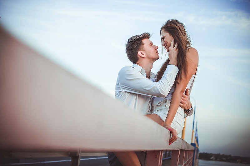 Nije teško prepoznati ih – ovo su osam suptilnih načina na koje vam muškarac pokazuje ljubav