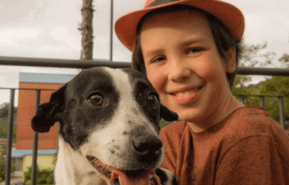 Plemenito – dečak koristi slobodno vreme kupajući ulične pse i pomažući im da pronađu dom!