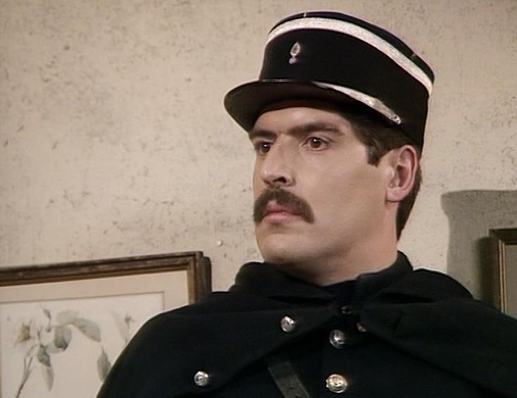 Nezaboravni Krebtri – evo kako danas izgleda policajac iz čuvene serije „Alo, alo!“