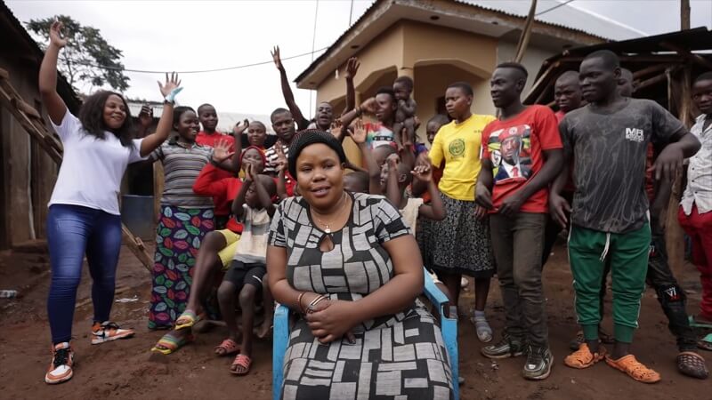 „Mama Uganda“ – ova samohrana majka ima 40 godina i preko 30-oro dece!