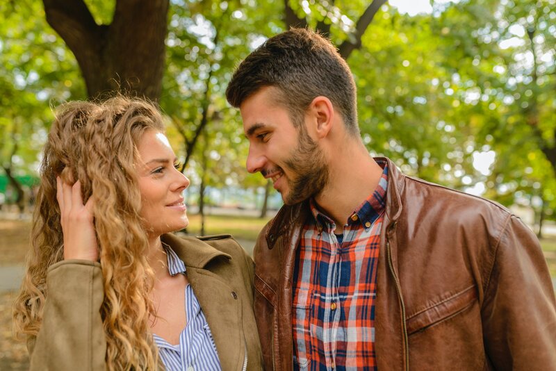 Neku uspevaju, neki ne – naučnici tvrde da su otkrili koja je tajna uspešnog flertovanja