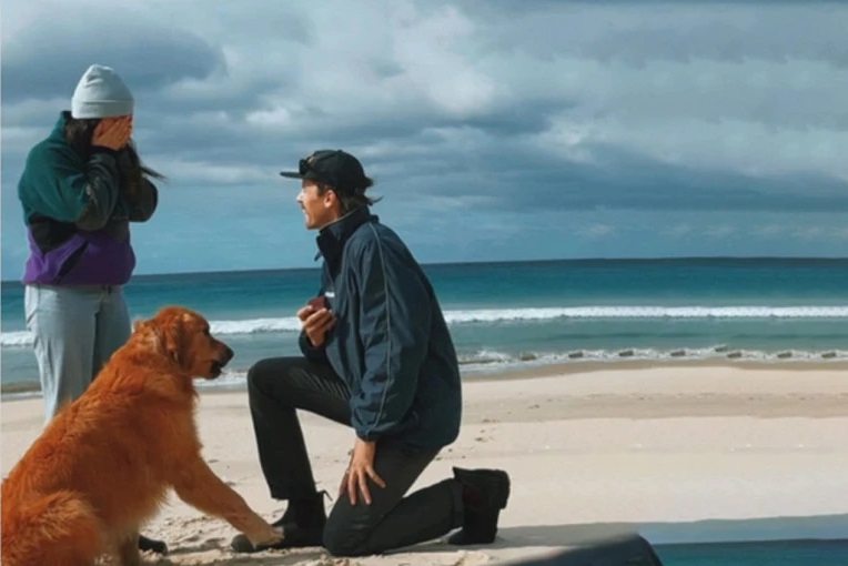 Potpuni hit na plaži – Momak zaprosio devojku, u prosidbu se uključio i pas