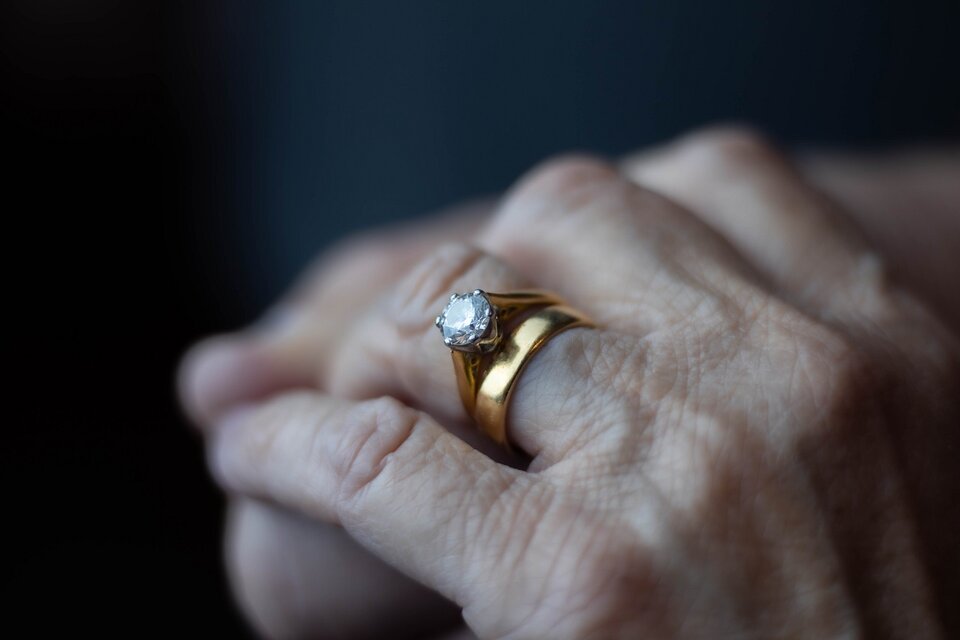 Vraćen gde pripada – bakica pronašla verenički prsten nakon 50 godina!