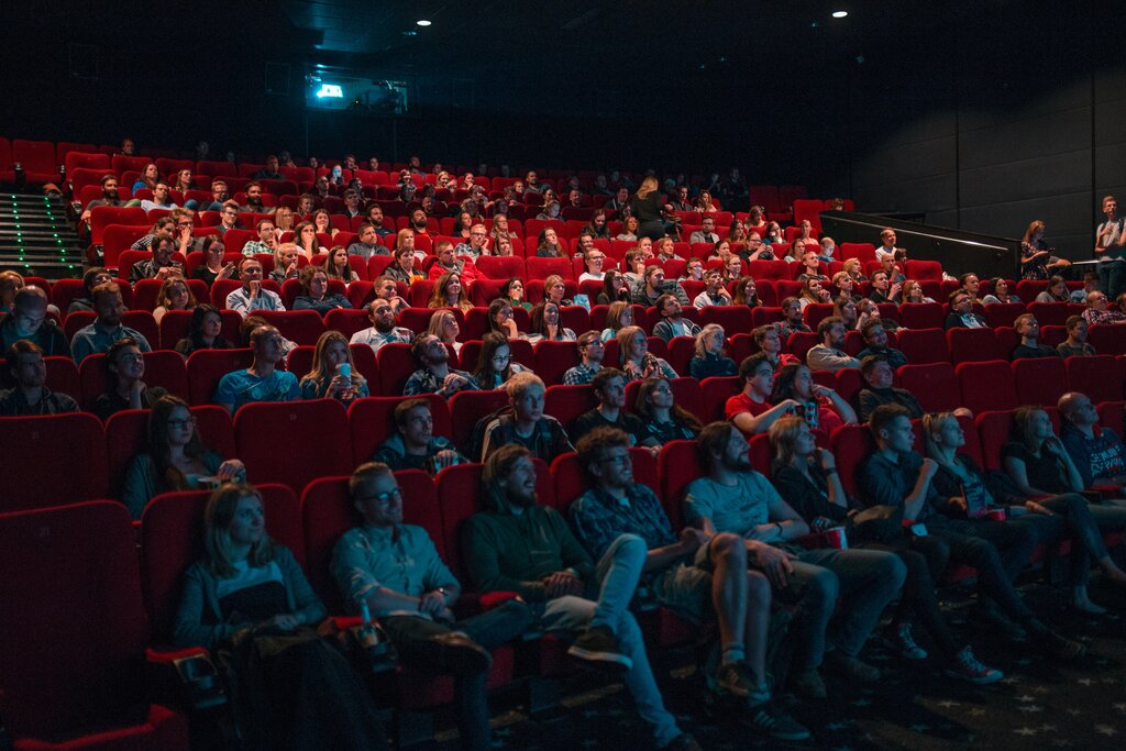 Postoji dobar razlog – evo zašto su sedišta u bioskopu crvene boje