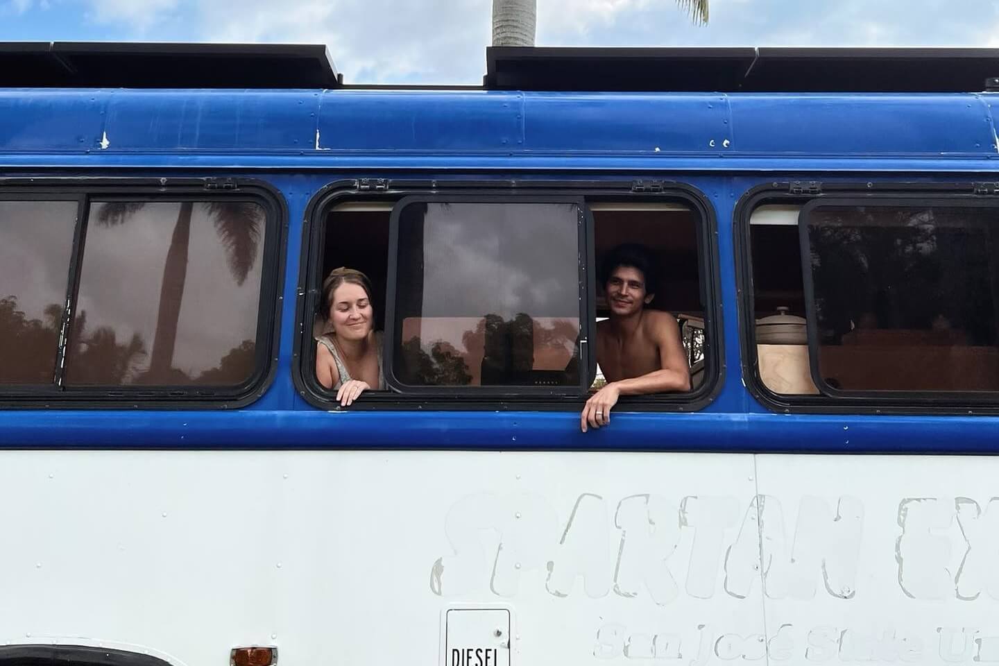 „Ne plaćamo kiriju i uživamo u vožnji“ – evo kako izgleda život ovog para u školskom autobusu