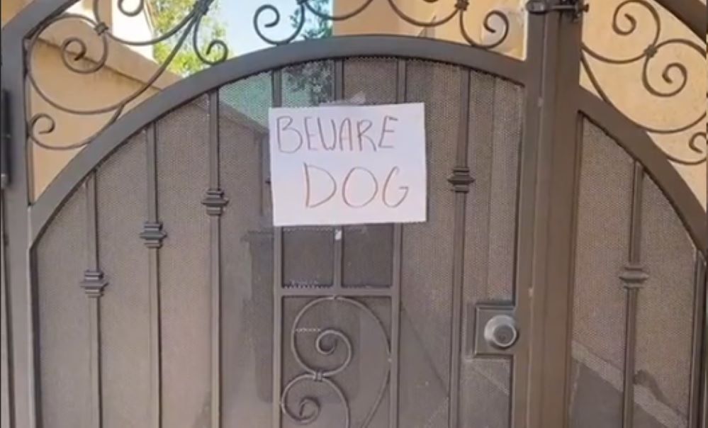 Porodica postavila upozorenje o opasnom psu na kapiju – snimak iz dvorišta otkrio nešto presmešno