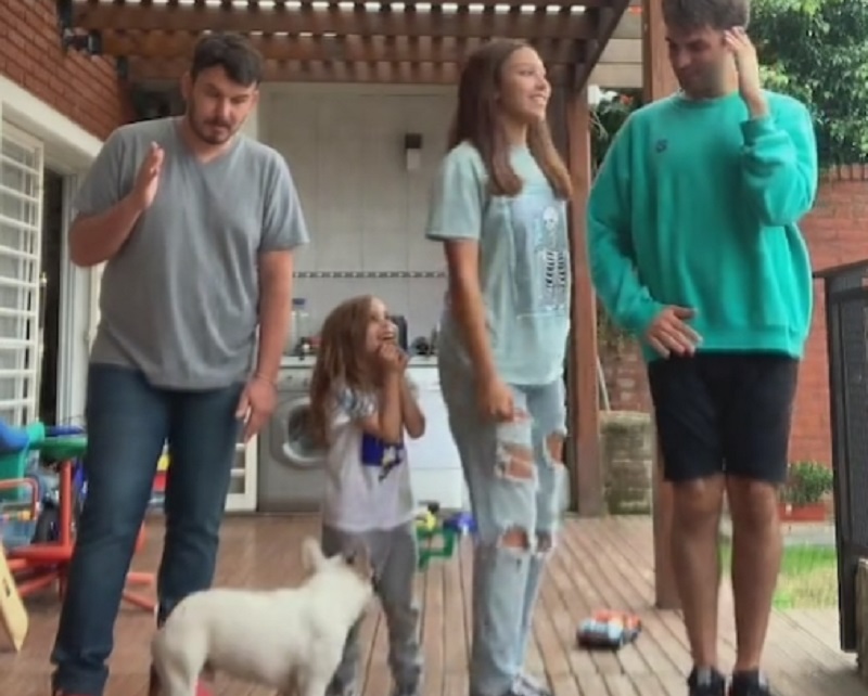 Pas postao zvezda urnebesnog porodičnog plesnog videa – „nikada se nisam jače smejao“