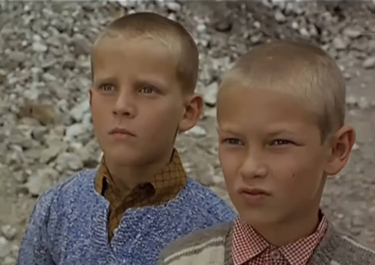 Ovo su dečaci iz filma „Lepa sela lepo gore“ – evo kako danas izgledaju Milan i Halil iz kultnog filma