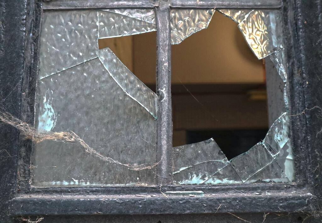 Da li možete rešiti misteriju – dečaci su se igrali i razbili prozor, ali ko je krivac?