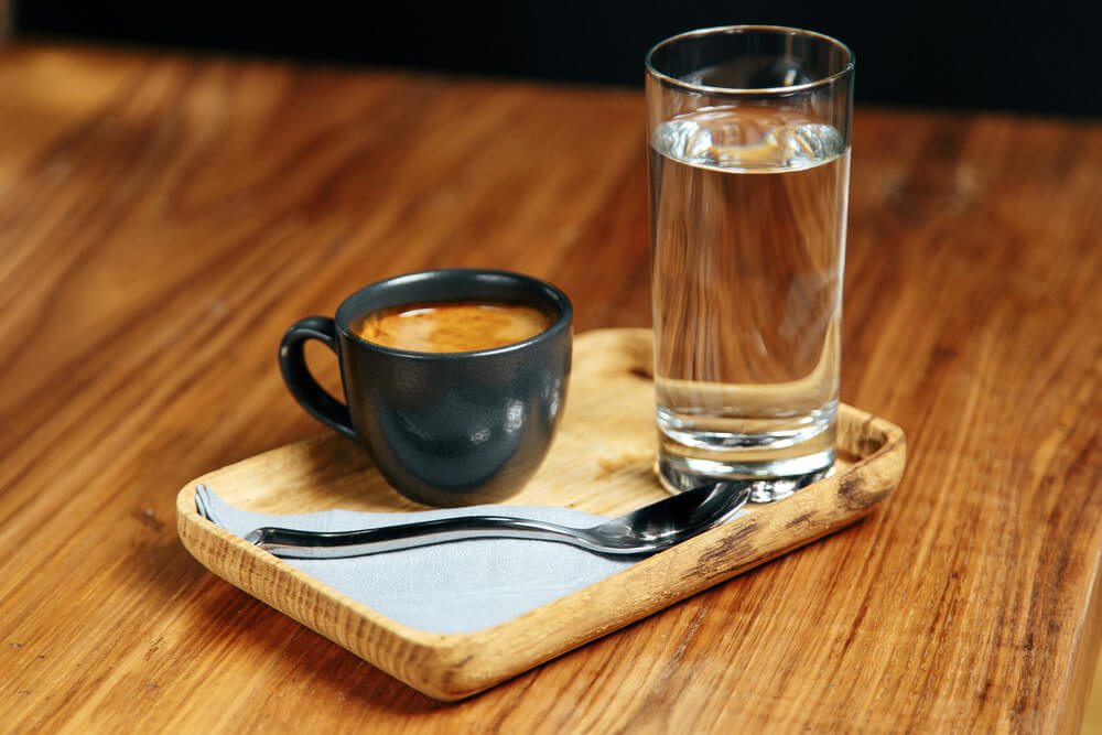 Da li ste znali – čaša vode koja ide uz kafu nije za piće?