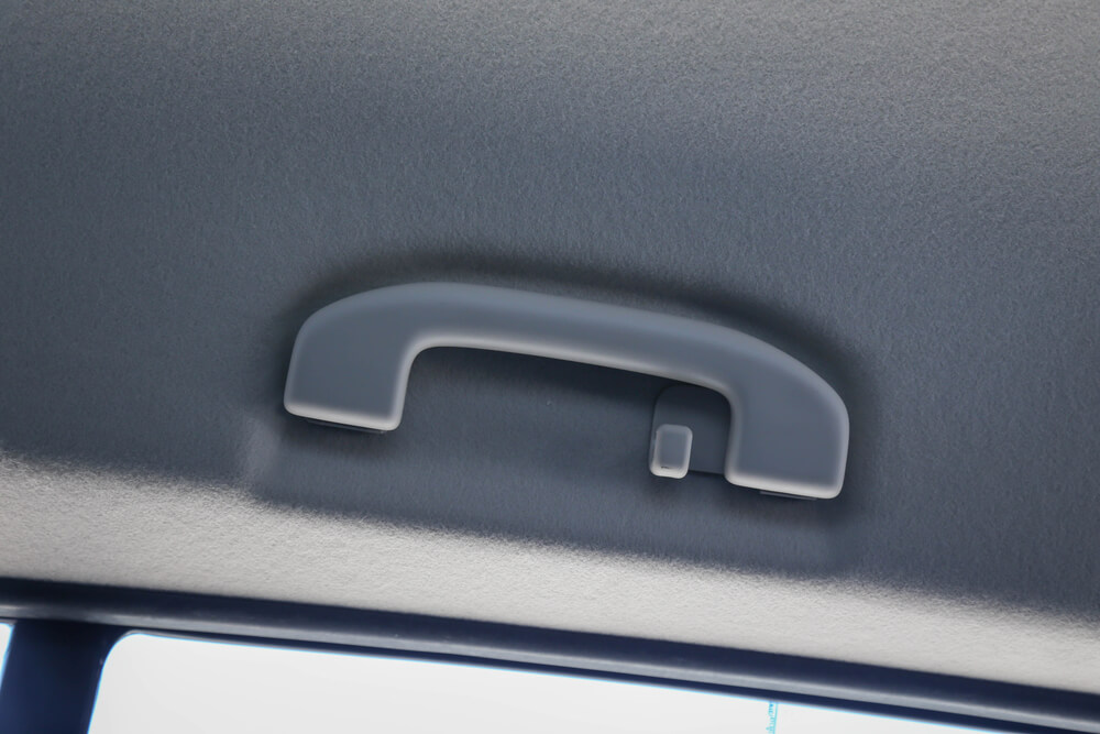 Evo kako se pravilno koristi ručka iznad prozora u automobilu!