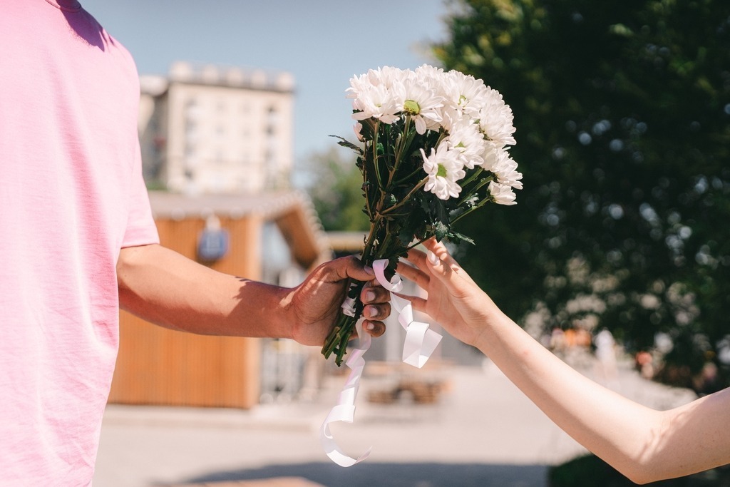 Bonton poklanjanja cveća – kada se koji nosi i šta koji cvet znači?